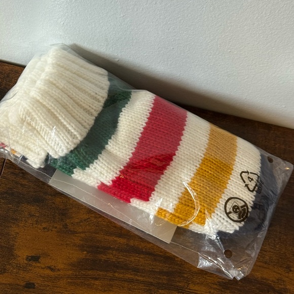 *LAST ONE* - HUDSON’S BAY COMPANY HBC SIGNATURE STRIPE MITTENS  BRAND NEW (L/XL) - Picture 4 of 4